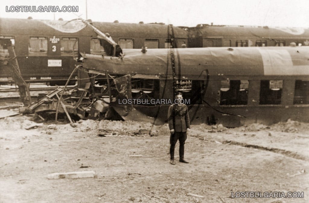 Българският санитарен влак на Източния фронт: български медик пред германски санитарен влак №684, загубил 6 вагона от мина, 20 април 1943 г.