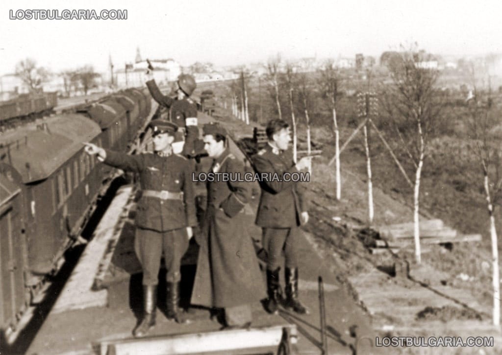 Българският санитарен влак на Източния фронт: на покрива на вагона, съвещание в коя посока да потегли композицията