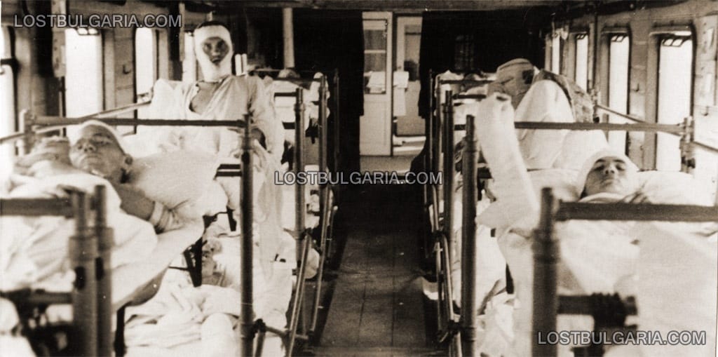Българският санитарен влак на Източния фронт: Вагон с тежко ранени. Наред с ежедневната подмяна на превръзки, често се налага извършването на сложни операции и ампутации по време на път. Влакът разполага с модерна операционна