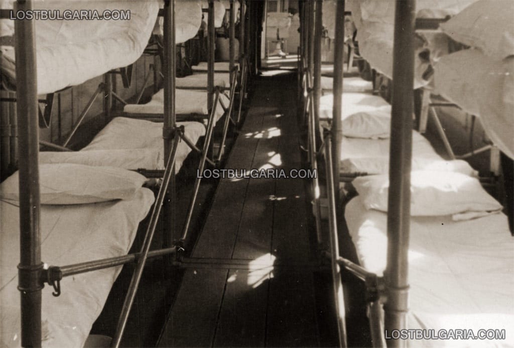 Българският санитарен влак на Източния фронт: Легла за тежко ранени, в дъното е вратата на операционната