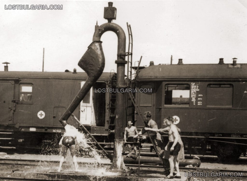 Българският санитарен влак на Източния фронт: Къпане под мощната струя на кран за зареждане на парни локомотиви