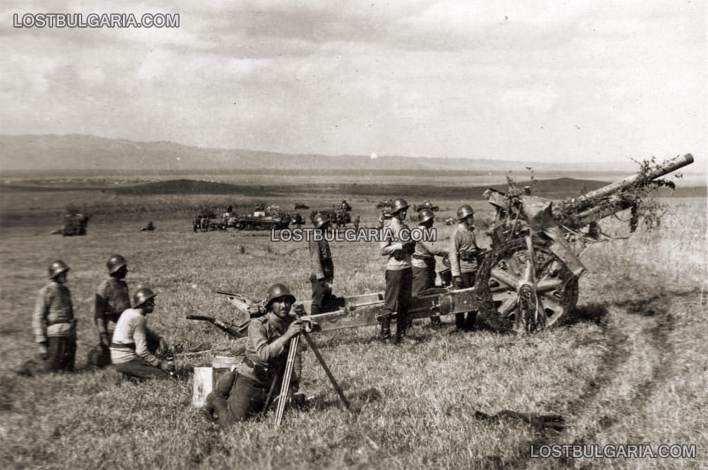 Позиция на оръдие от Артилерийския полк на Бронираната бригада, маневрите край Нова Загора, 1942 г.