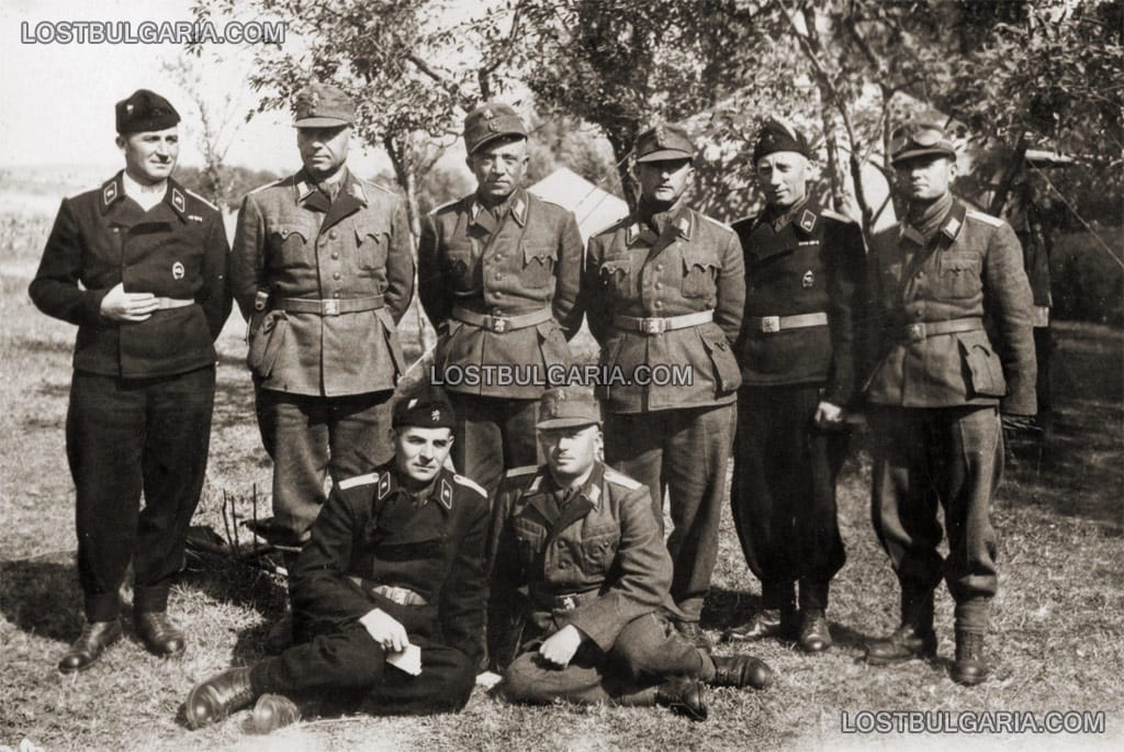 Командирите на Бронираната бригада по време на маневрите край Нова Загора, 1942 г.