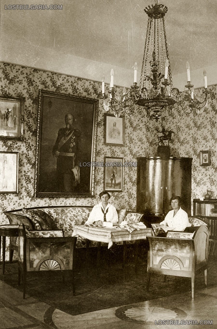 Княгините Надежда и Евдокия в един от дворцовите салони, 20-те години на ХХ век