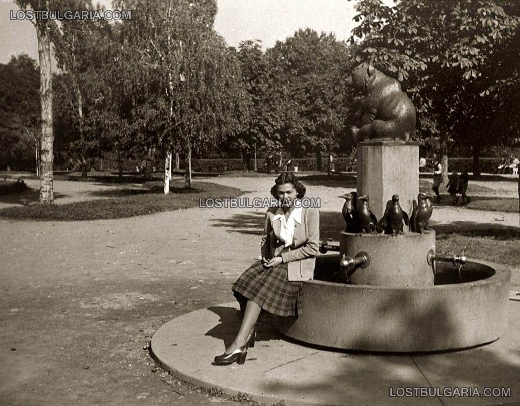Портрет на млада дама до чешмата с "мечето и деветте пингвина" в Борисовата градина, 1943г.