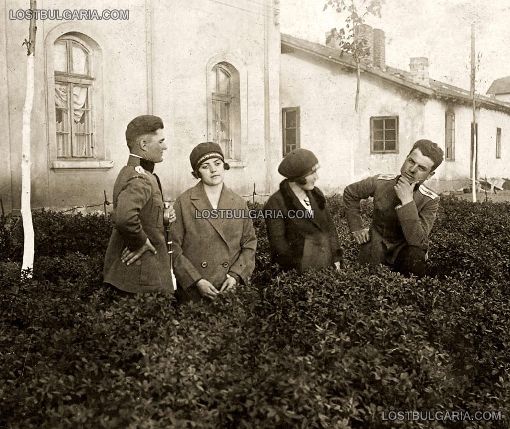 Офицери на романтична разходка с гимназистки, Видин 1927г.