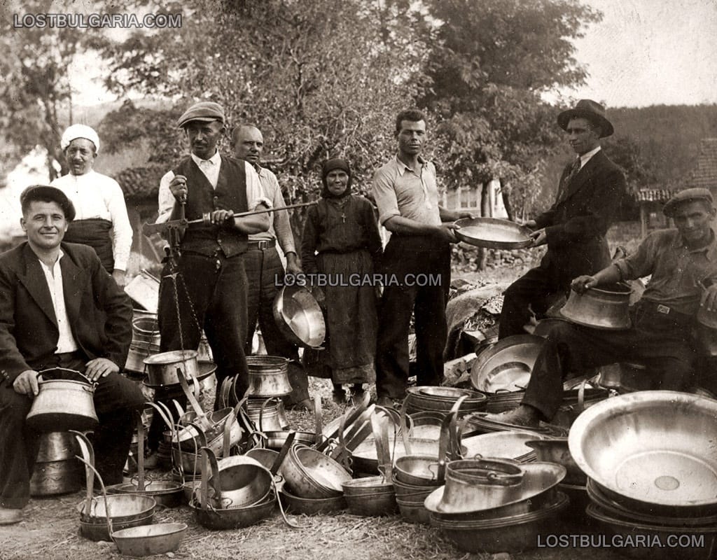 Медникари (майстори, изработващи домакински съдове от мед) с продукцията си на пазара, 20-те години на ХХ век