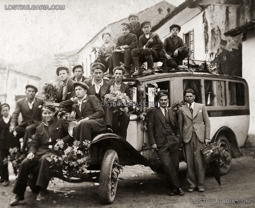 Младежи и деца с цветя, около междуселски автомобил - омнибус, вероятно някакъв празник (?), 30-те години на ХХ век