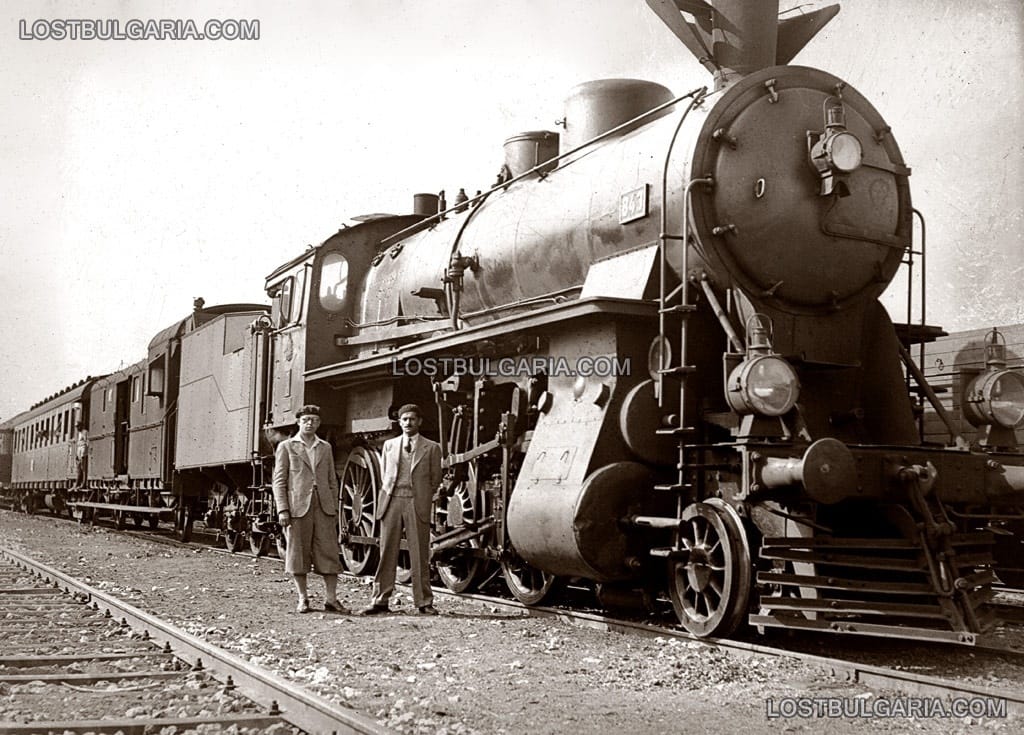 Елегантно облечени мъже пред парен локомотив на пътнически влак, 30-те години на ХХ век
