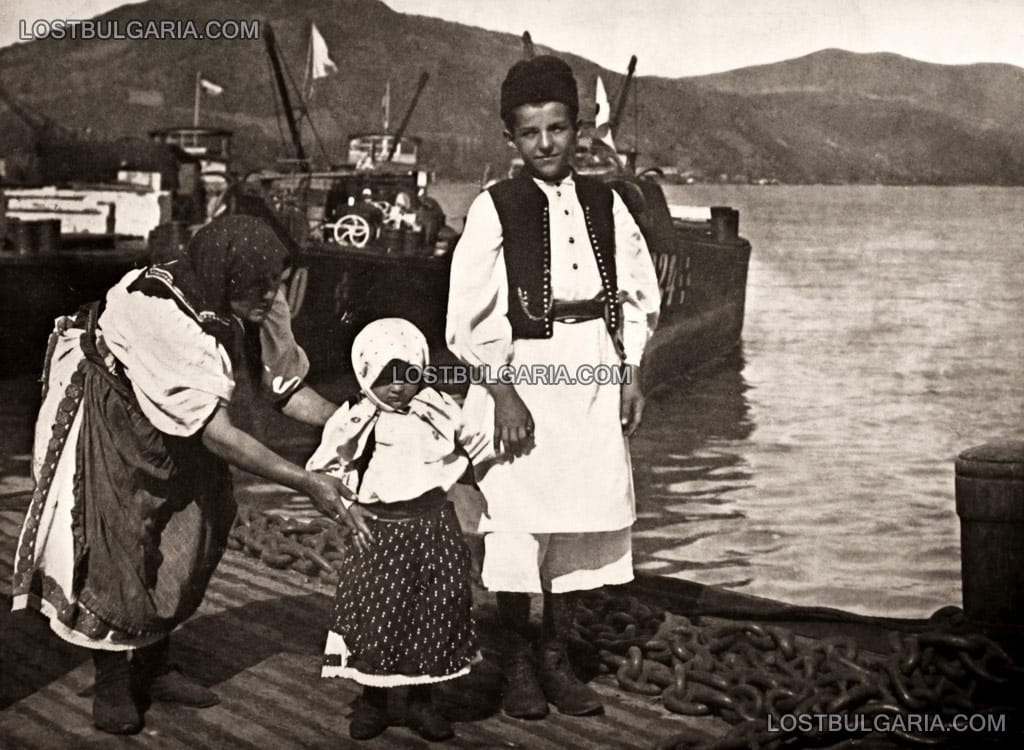 Майка и двете и деца на пристанището, някъде по река Дунав, 1916г.