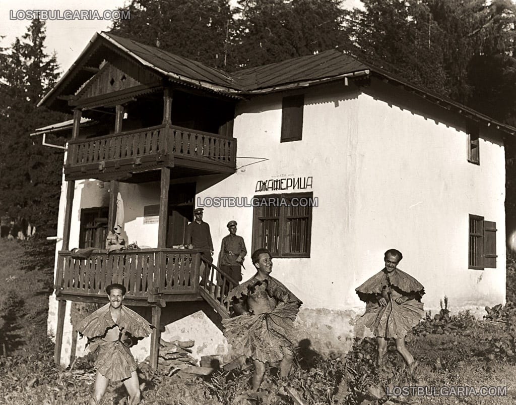 Мъже се забавляват пред хижа "Джаферица" (1530 м. надморска височина) в Рило-Родопския балкан, 30-те години на ХХ век