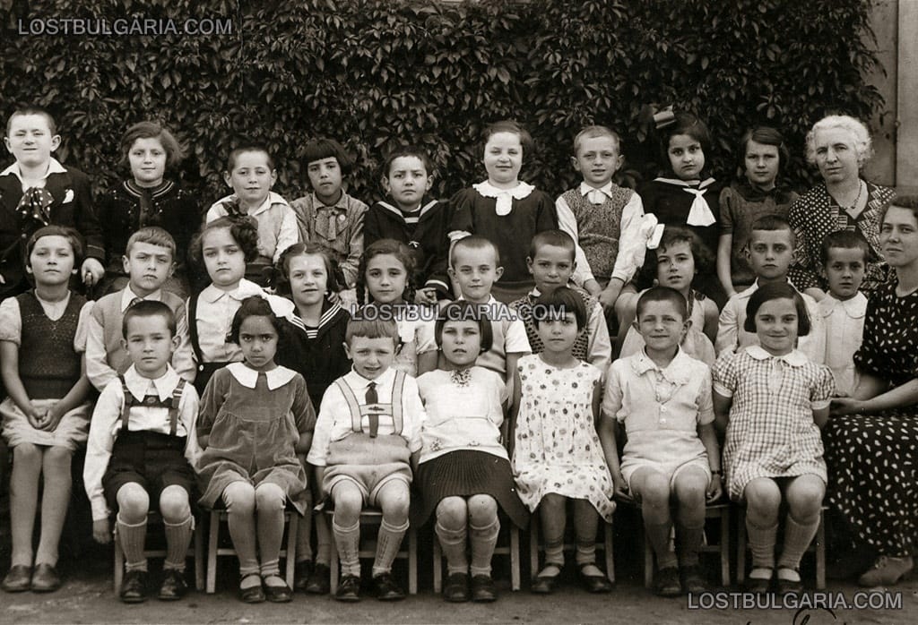 Завършилите първи клас ученици в Американското училище, София, 1937г.