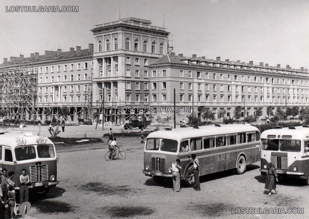 Димитровград, работници на площада пред строеж на сграда, 50-те години на ХХ век