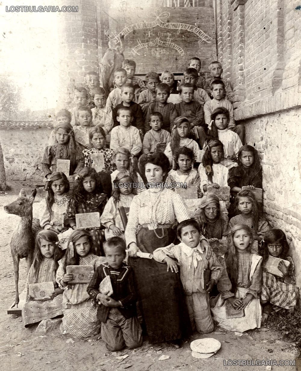 Учителка със своите ученици от първо отделение в Канаклийското училище в Мустафа Паша (Свиленград) 1910г.