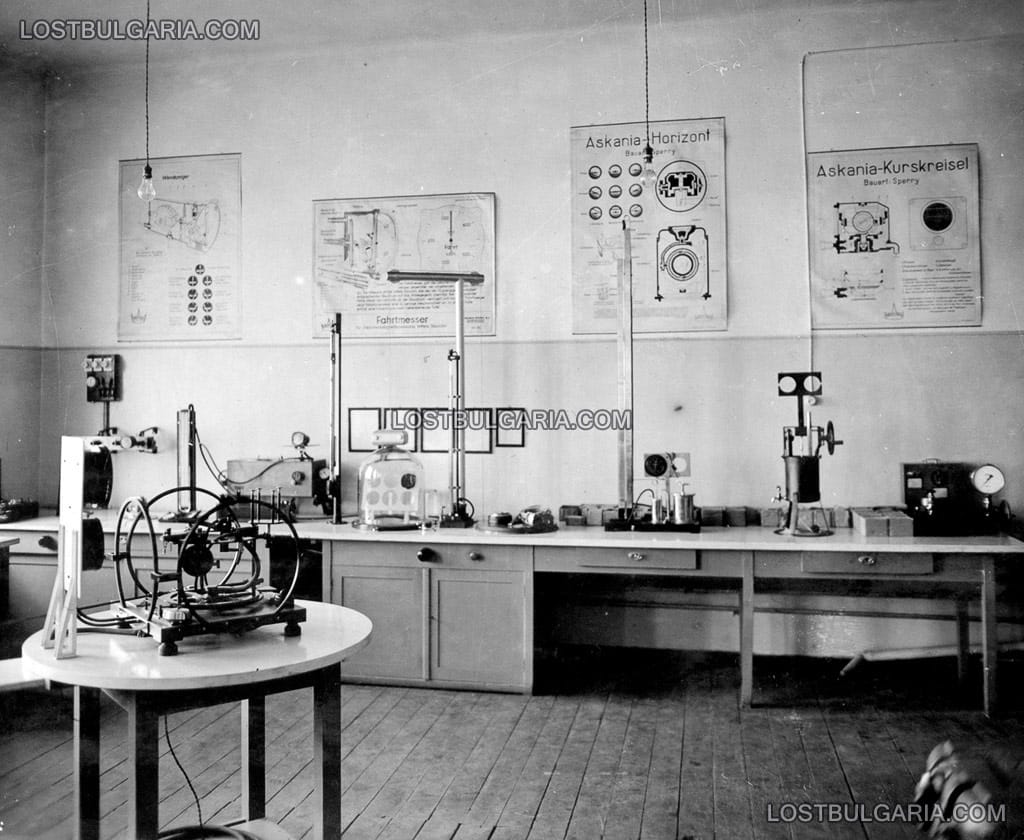 Лабораторията по бордни уреди в ДАР (Държавна аеропланна работилница) - Божурище, 1938г.