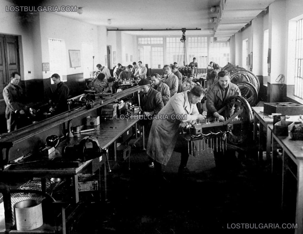 Цехът за сглобяване на самолетни двигатели (моторното отделение) в ДАР (Държавна аеропланна работилница) - Божурище, 1938г.