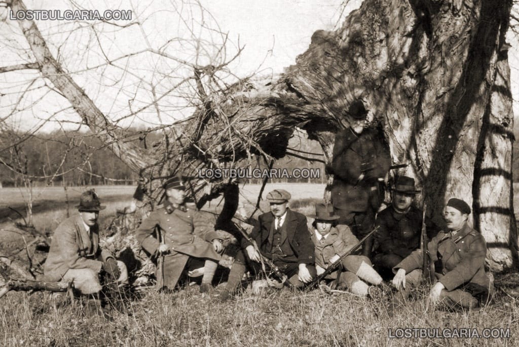 Н.В. Цар Борис III със свои приближени по време на ловен излет из Рила, 30-те години на ХХ век