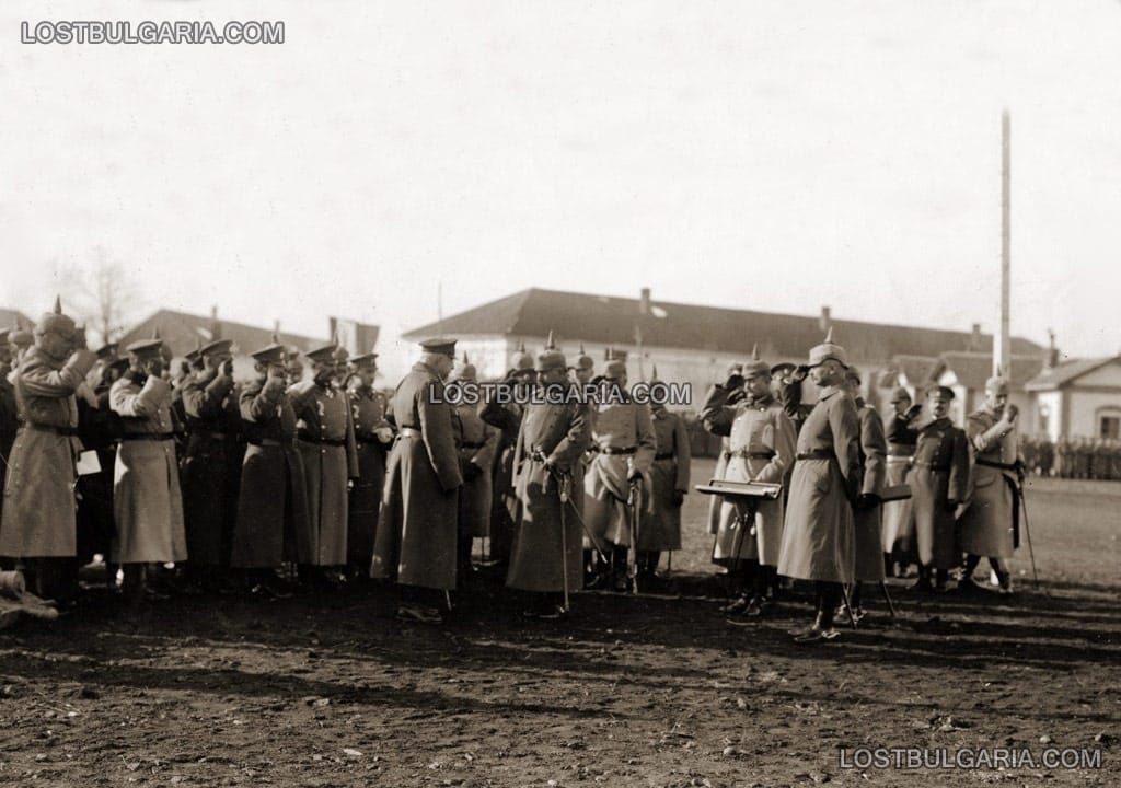 Кайзер Вилхелм II приветства цар Фердинанд, след което го провъзгласява за Фелдмаршал и му връчва маршалски жезъл по време на военен парад в град Ниш, 5 януари 1916 г.