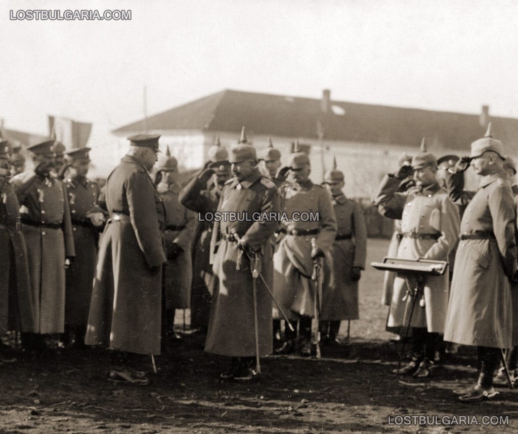 Кайзер Вилхелм II приветства цар Фердинанд, след което го провъзгласява за Фелдмаршал и му връчва маршалски жезъл по време на военен парад в град Ниш, 5 януари 1916 г. (детайл)