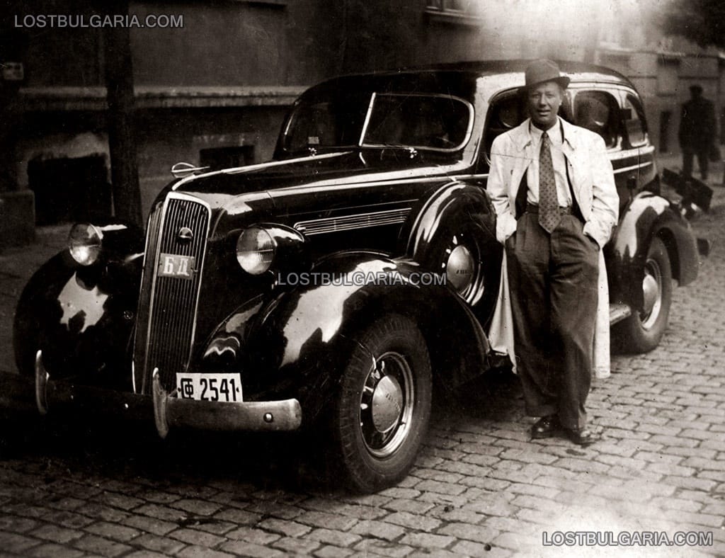 Добре облечен мъж пред автомобил, София, 40-те години на ХХ век