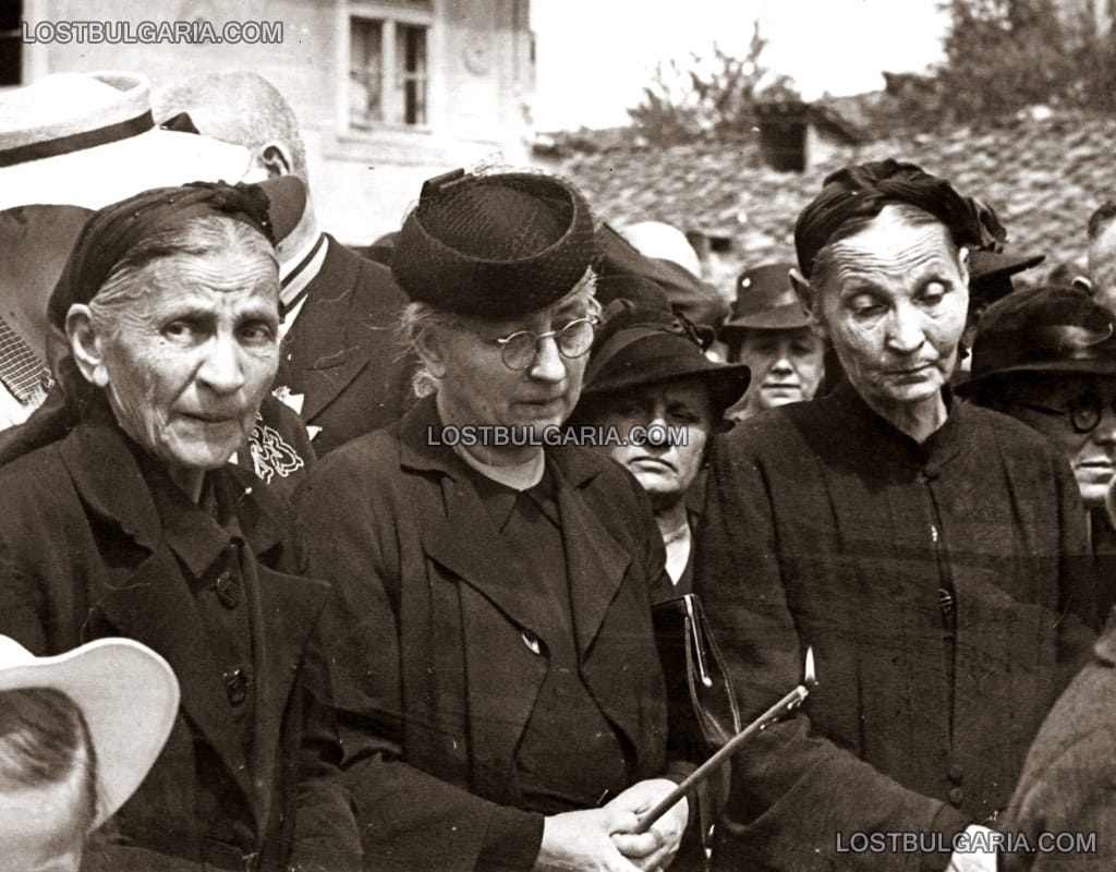 Роднини на полковник Борис Дрангов на панихидата му в Скопие 1942 г.