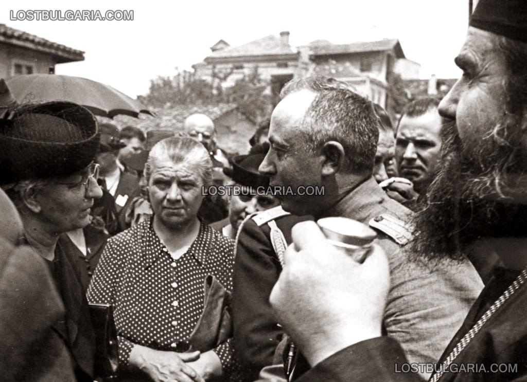 Роднини и бойни другари от Първата световна война на полковник Борис Дрангов на панихидата му в Скопие 1942 г.