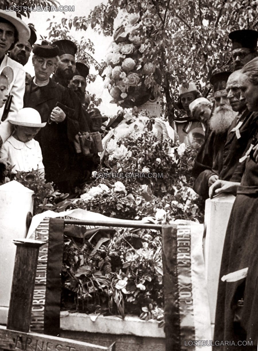 Поклонение на гроба на полковник Борис Дрангов на скопските гробища, 1942г.