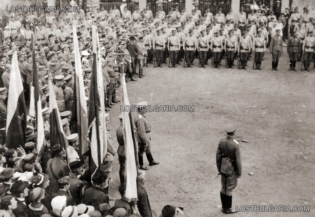 Школници от Скопската школа за запасни офицери на тържества в Скопие, вдясно с гръб - полковник Борис Дрангов, 1917г.
