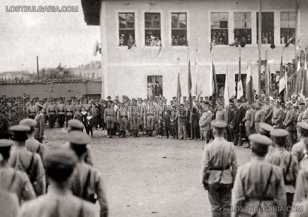 Школници от Скопската школа за запасни офицери на тържества в Скопие, 1917г.