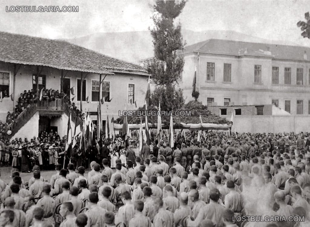 Школници от Скопската школа за запасни офицери на тържества в Скопие, 1917г.