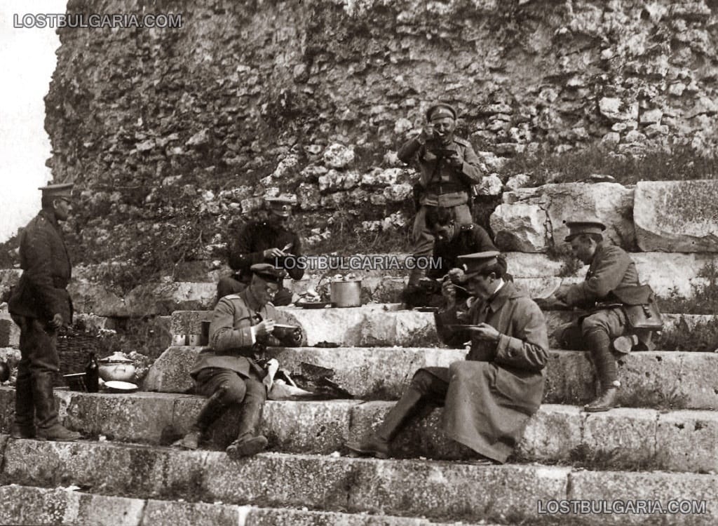 Добруджански фронт, български и германски офицери обядват на Траяновия паметник за победата над даките (Tropaeum Traiani), Адамклиси недалеч от Констанца, октомври 1916г.