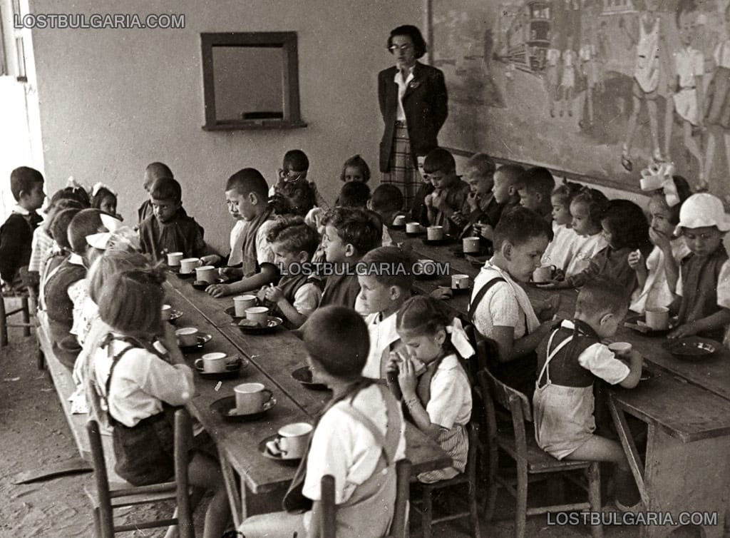 София, деца се хранят в детска градина, 1950г.