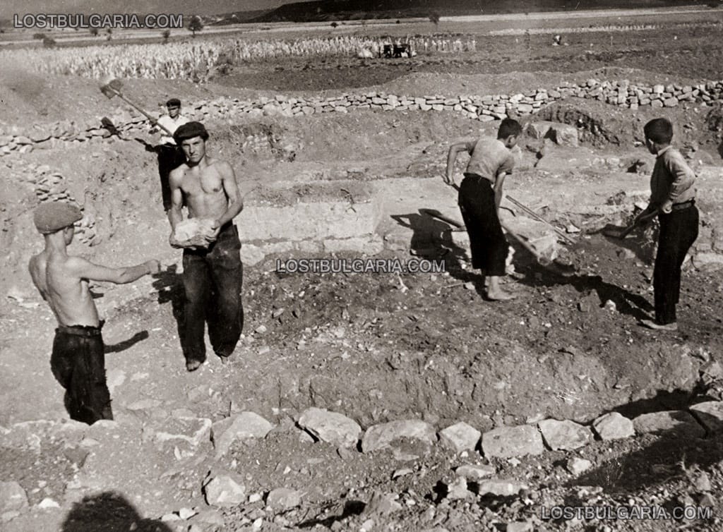 Ученици помагат при разкопките на първата българска столица Плиска, 1955г.
