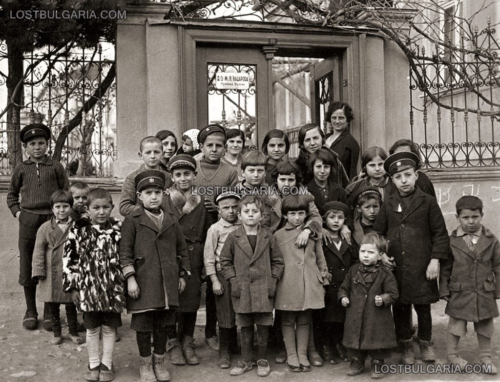 Деца пред лекарски кабинет, вероятно за ваксинация, 30-те години на ХХ век