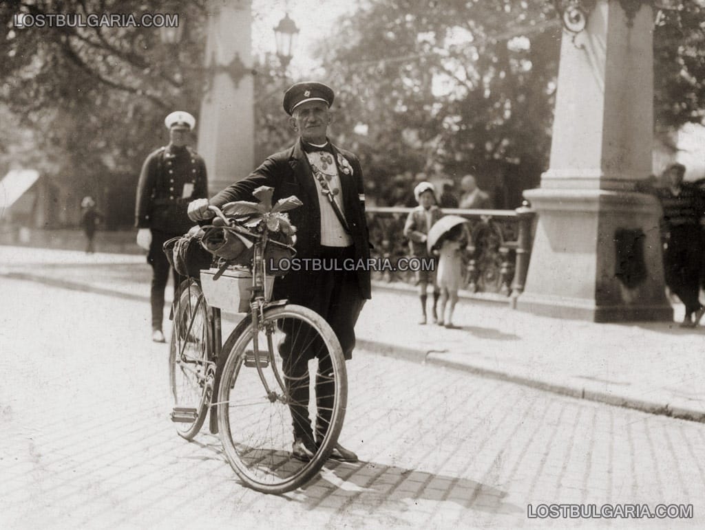 Възрастен член на Българския колоездачен съюз с многобройни съюзни отличия, подготвен за колоездачен поход. София, Орлов мост, 30-те години на ХХ век