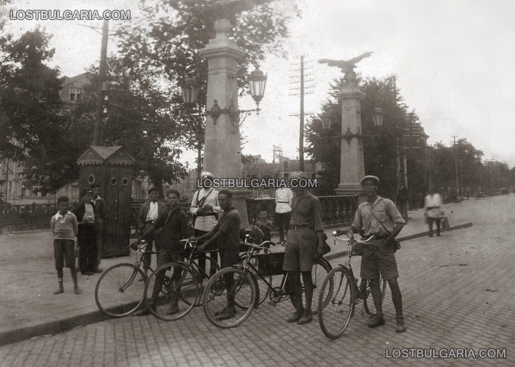 Група колоездачи на Орлов мост в София, 30-те години на ХХ век