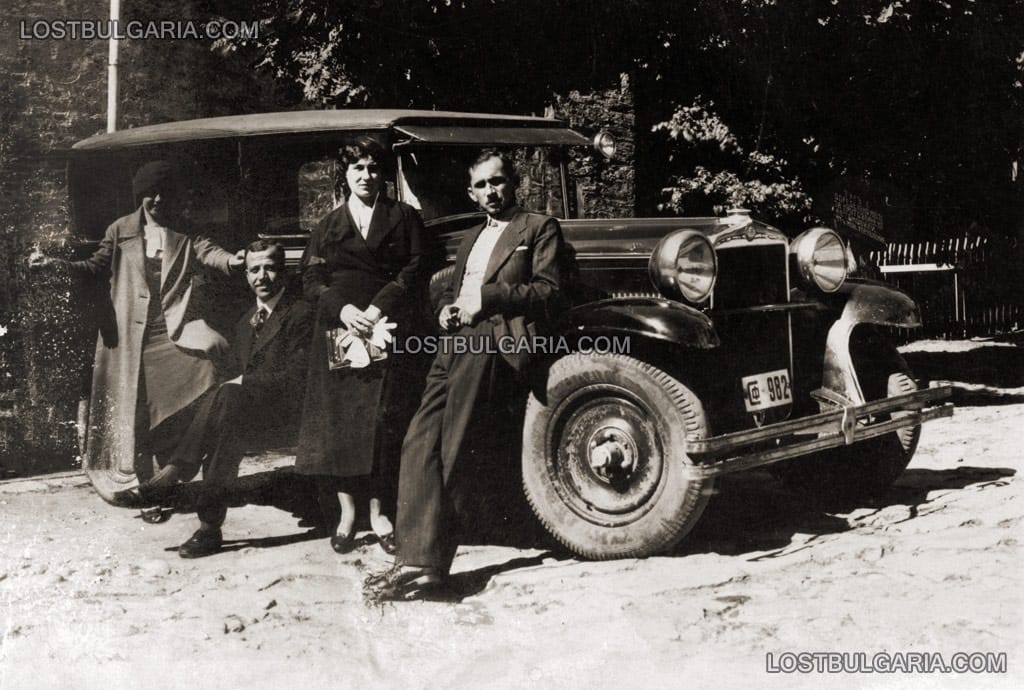 Две семейства с автомобил Фиат на екскурзия до Драгалевския манастир, 30-те години на ХХ век