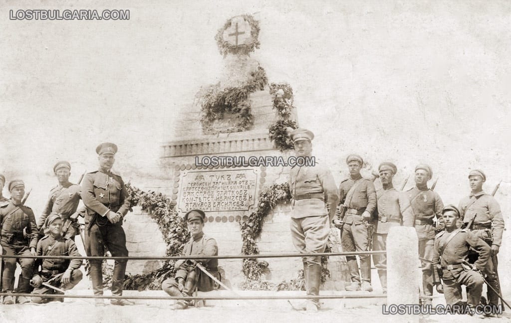Офицери и войници от 1-ви конен полк пред новопостроения паметник на техни загинали бойни другари, Добруджанския фронт