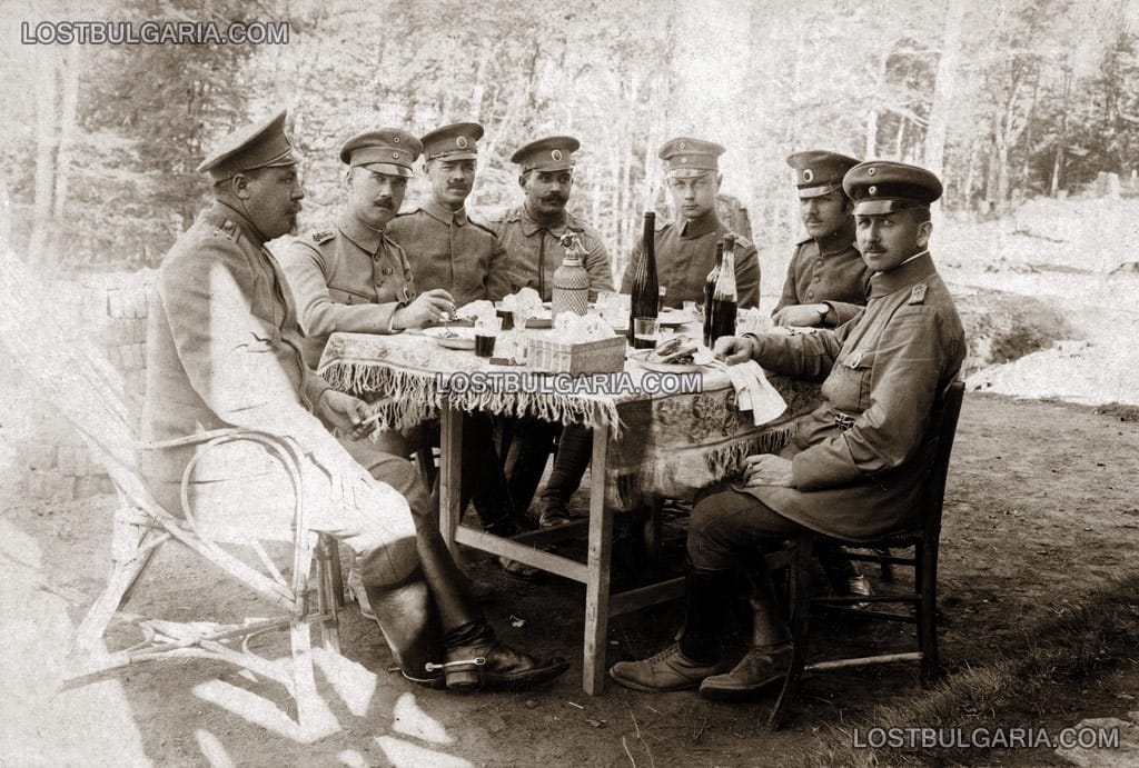 Обяд на Южния фронт, български и германски офицери, 1917 г.