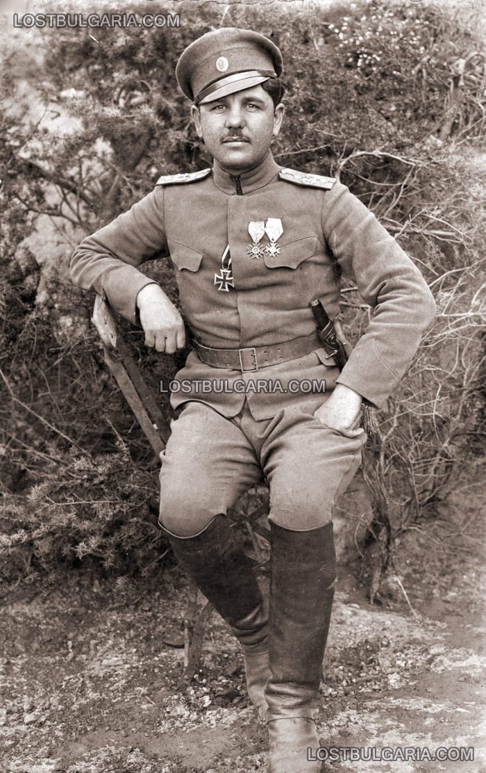 Командирът на 10-та рота от 33-ти пехотен полк, отличен с български и германски ордени за храброст. 20 април 1918 г.