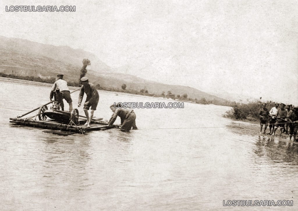 Български и германски войници прехвърлят минохвъргачка със сал през река, Южния фронт