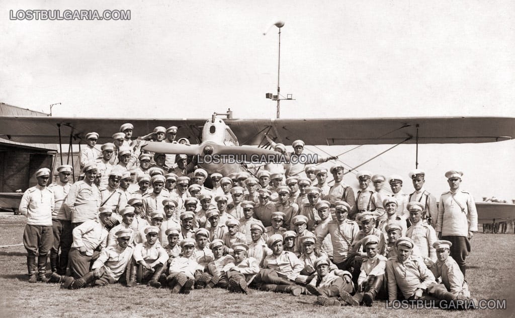 Школници от ШЗО, снимка за спомен на летище Божурище, 16 май 1934 г.