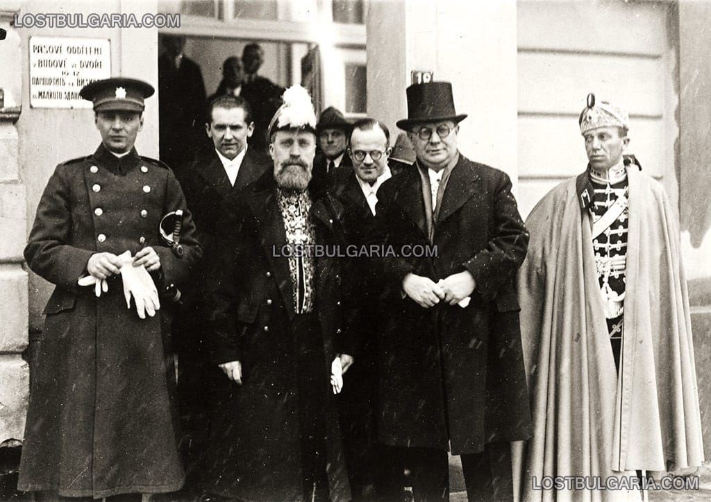 Началникът на личния кабинет на цар Борис III Павел Груев (с брадата) с официални лица пред легацията на Чехословакия, 30-те години на ХХ век