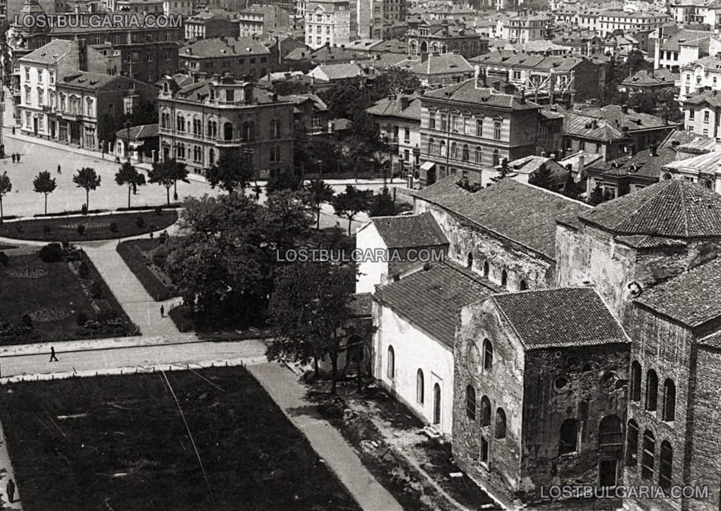 София, църквата "Св. София" (преди реставрацията) и градинката към ул. "Раковски", 20-те години на ХХ век