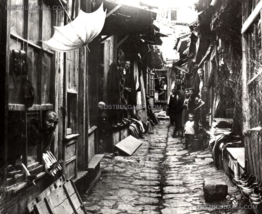 Пловдив, сокак от чаршията с дюкян за налъми, 30-те години на ХХ век