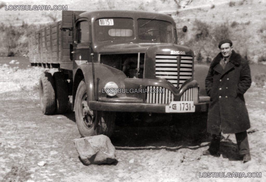 Шофьор от СОАТ (Съюз за обществен автомобилен транспорт) с товарен автомобил "Шкода", 60-те години на ХХ век