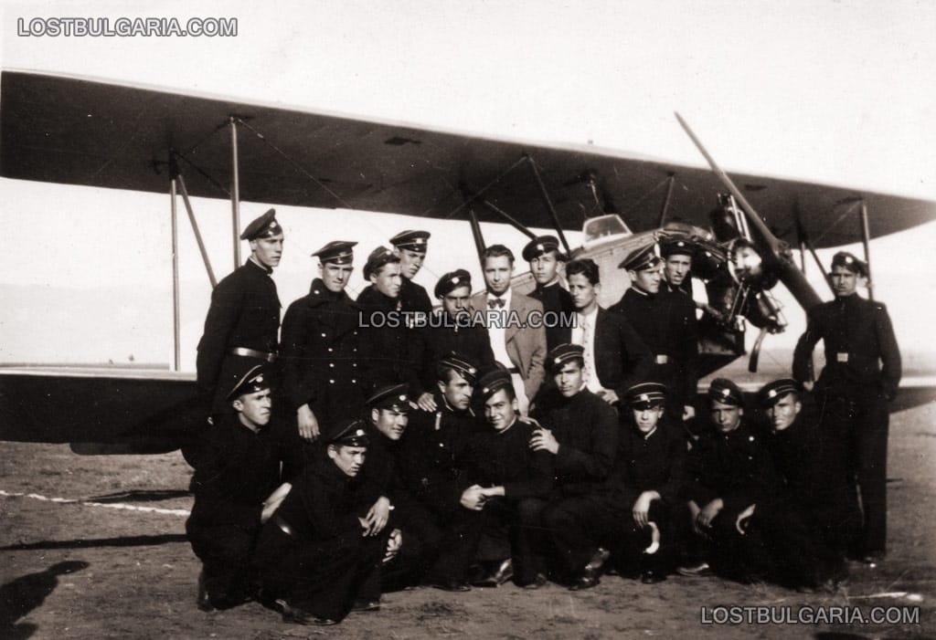 Снимка за спомен на клас гимназисти пред тренировъчен самолет, 30-те години на ХХ век