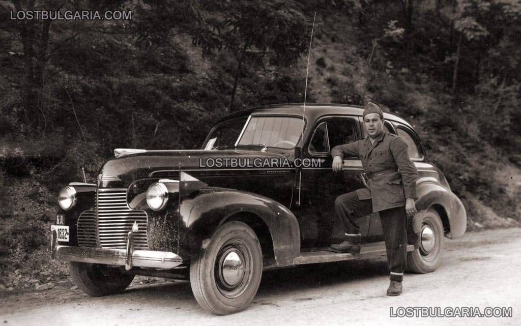 Военен шофьор с автомобил Шевролет Мастер 85 (Chevrolet Master 85) с флагове и табелка БД, поставяна на коли, мобилизирани през войната за армията и военната администрация в окупираните територии