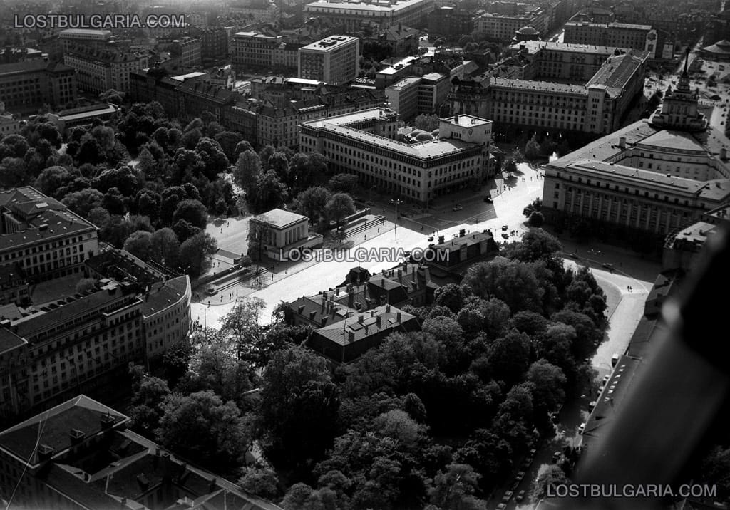 София, площадът на властта - мавзолеят, БНБ, Партийният дом, художествената галерия (бивш Царски дворец), 60-те години на ХХ век