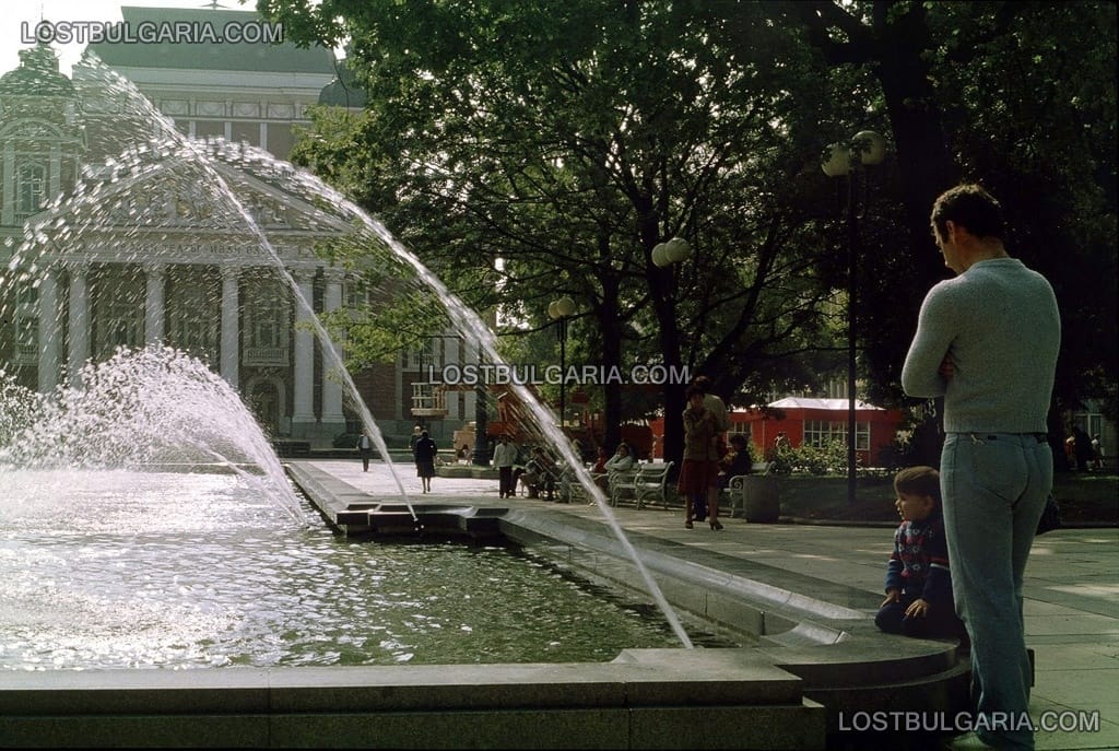 София, фонтанът пред Народния театър, 80-те години на ХХ век